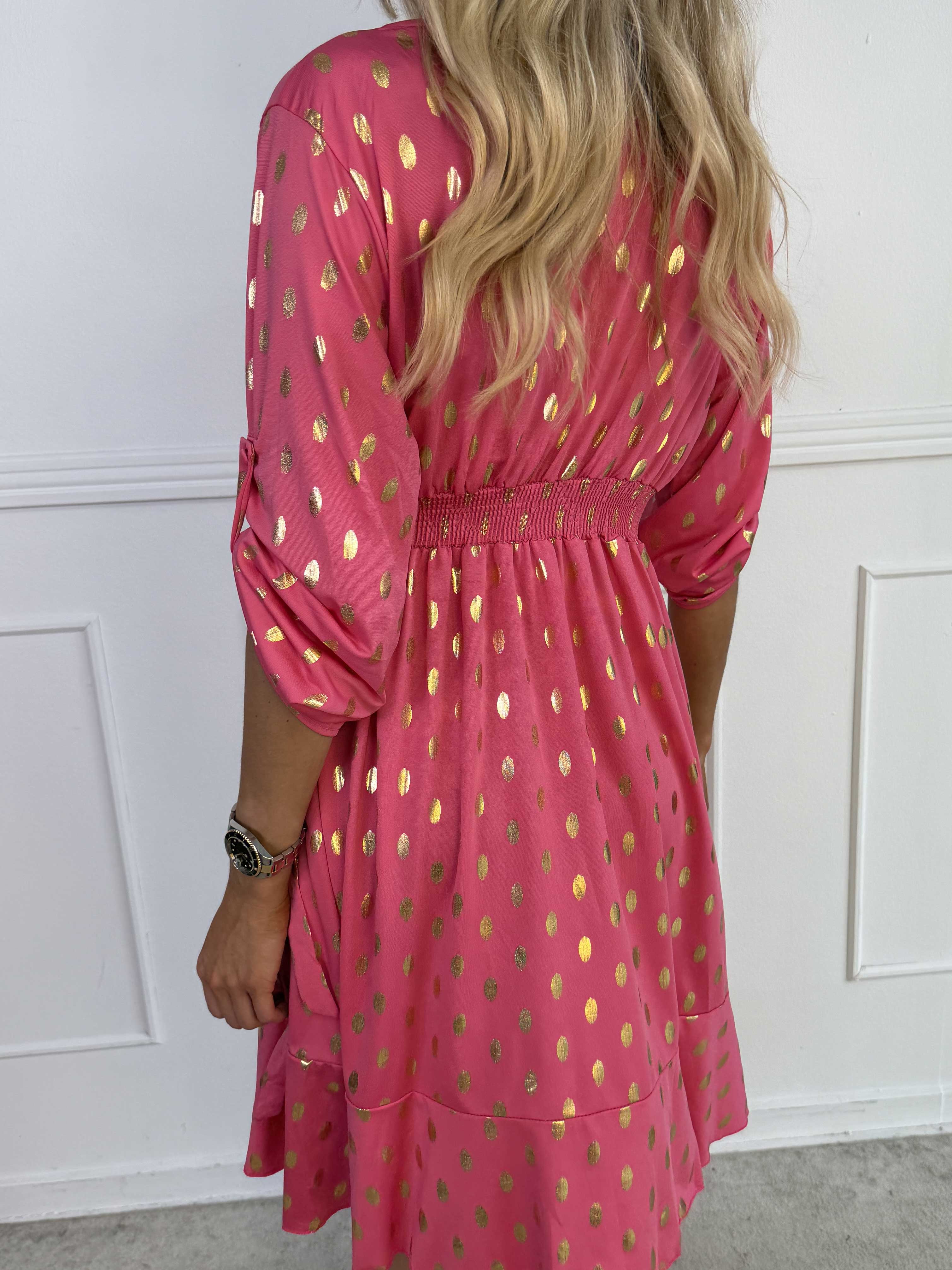 Savina Gold - Elastisk kjole i slå-om-look med guld dutter